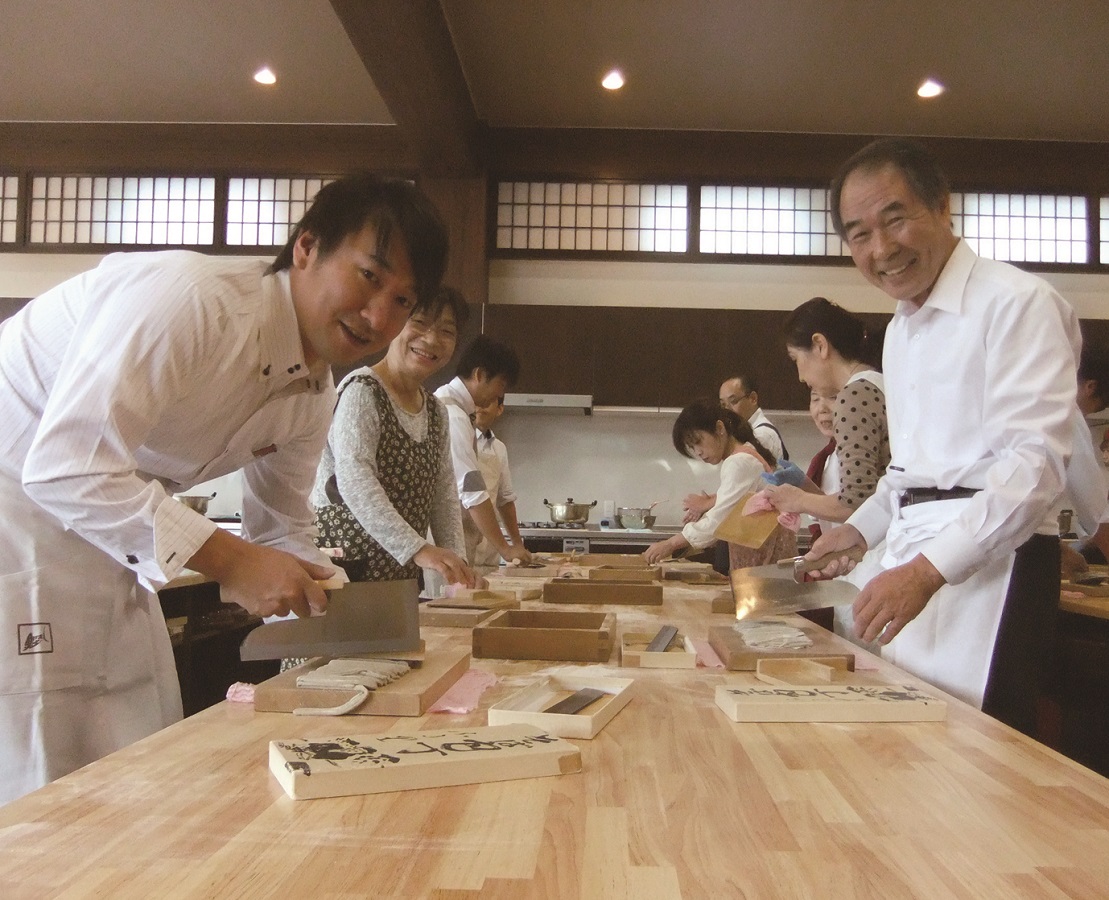 人気の体験コースは電話かHPで要予約！みんな楽しそう