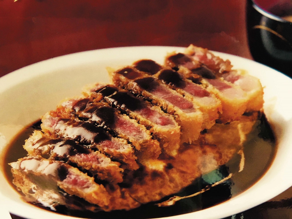 定番メニューの中でもおすすめはレア仕立てのビーフカツボルガライス(1,200円)だそう