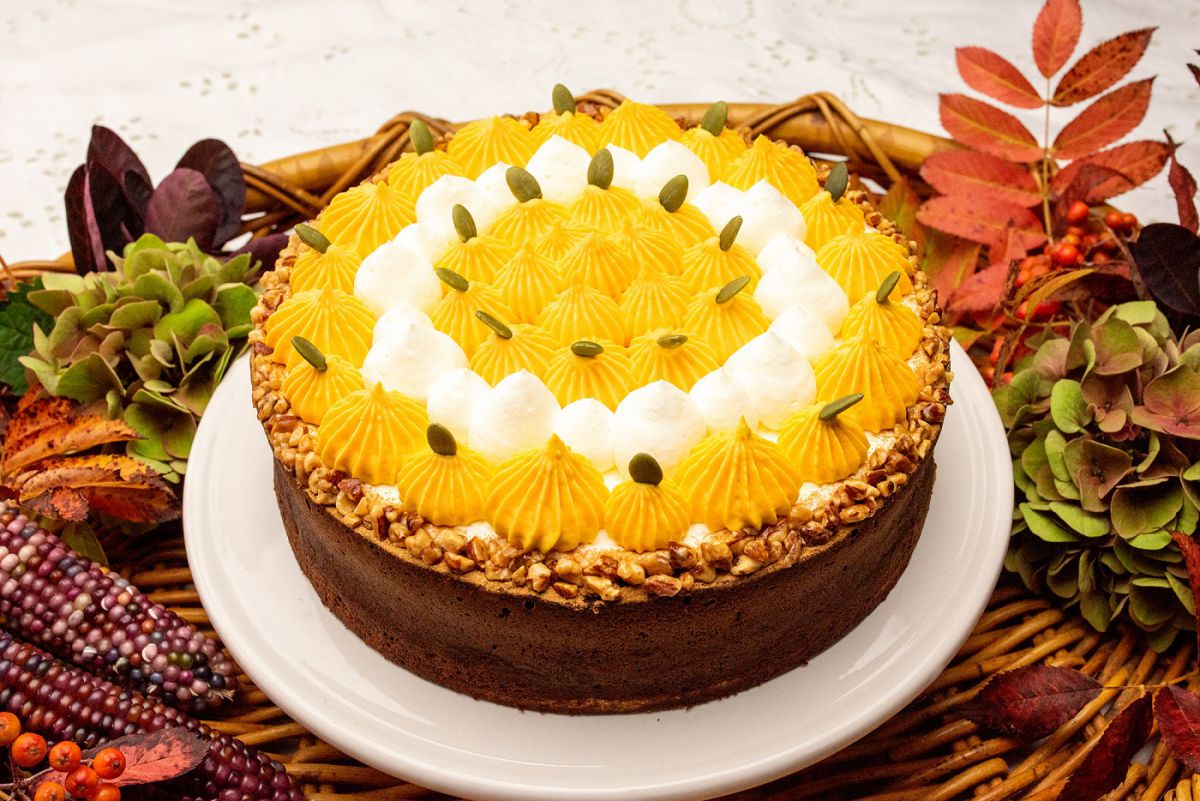新作「カボチャクリームとクラシックショコラのタルト」ピース604円、ホール（21cm）6048円
