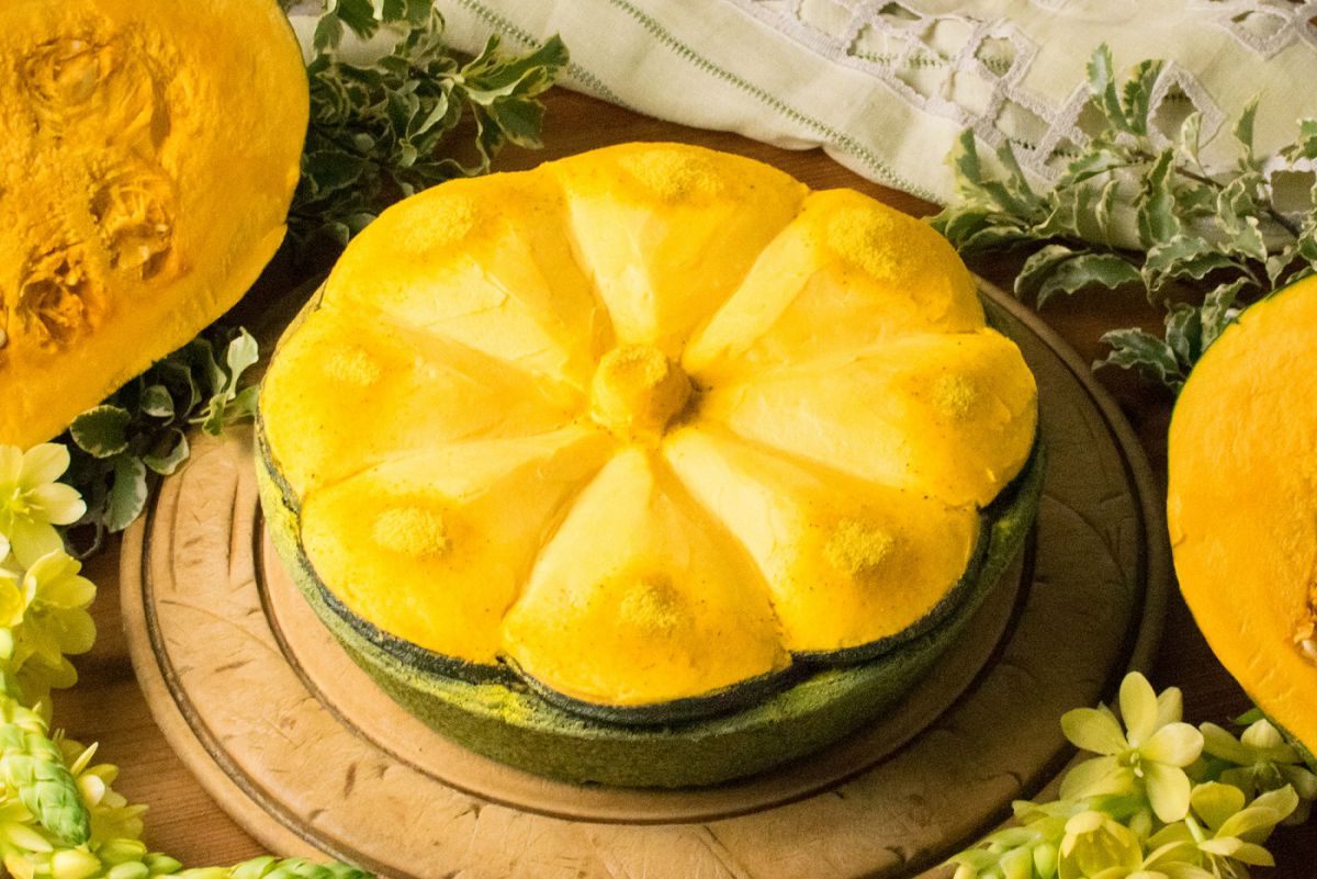 「北海道みよい農園産 くりりんかぼちゃのタルト」ピース820円、ホール（21cm）6566円