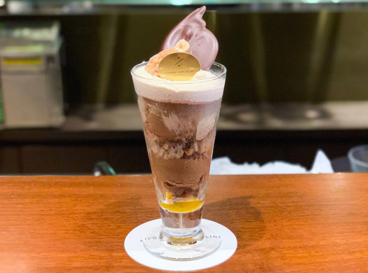 マルコリーニ パフェ シーズン「マロン ジャンドゥーヤ」単品1650円　コーヒーセット2200円　ティーセット2310円（店内利用のみ） 　※ラム酒使用　アルコール度数約0.6％　販売期間：2021年9月1日（水）～11月30日（火）、展開店舗：「ピエール マルコリーニ」銀座本店、名古屋店