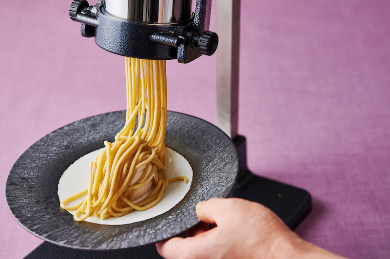 オーダーが入ってから絞り機で仕上げる和栗のモンブラン