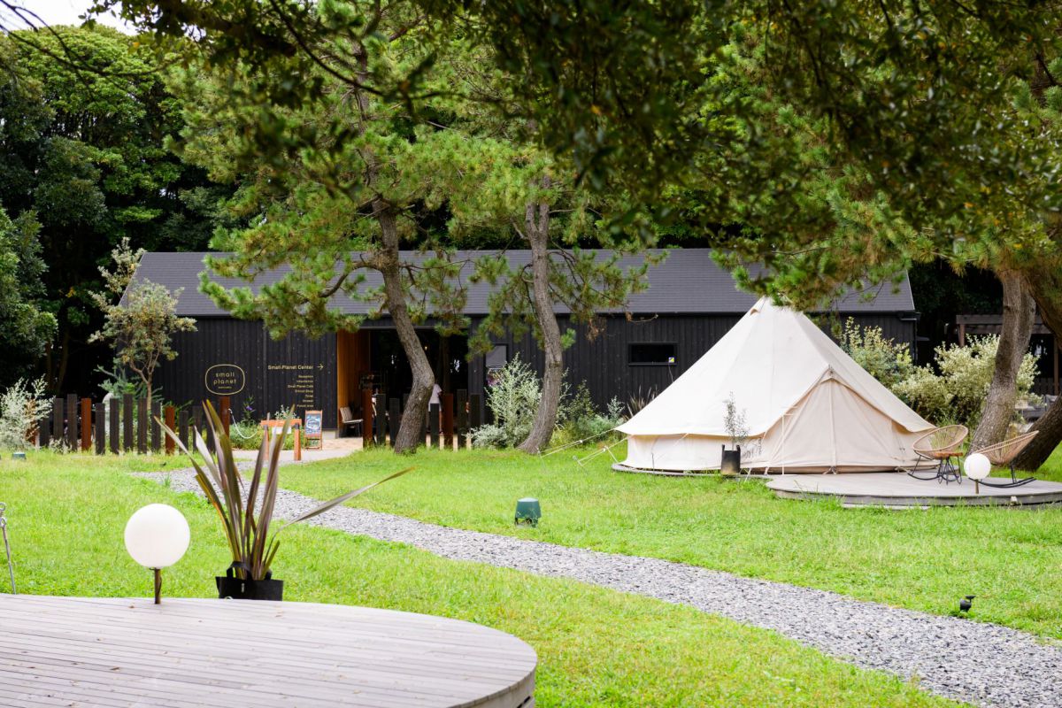 small planet center（管理棟）