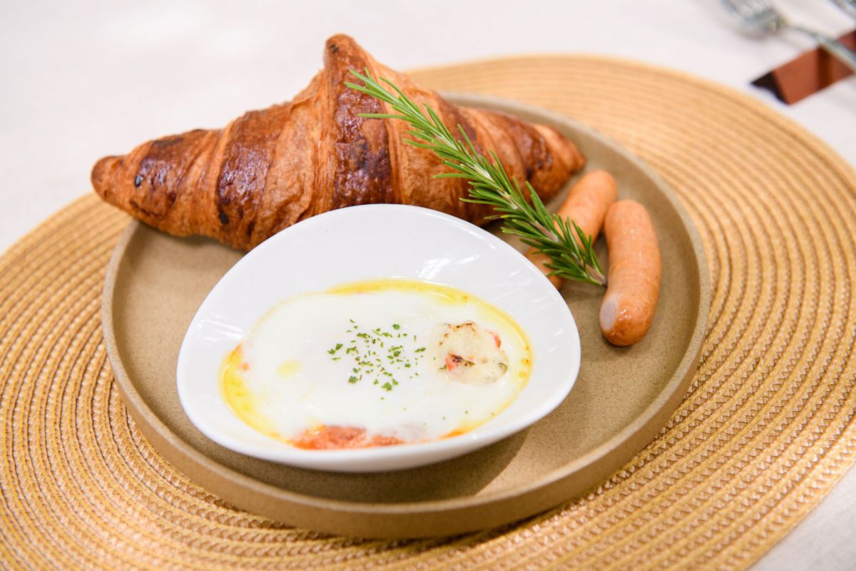 朝食の一例。「初卵」を使ったベイクドエッグ