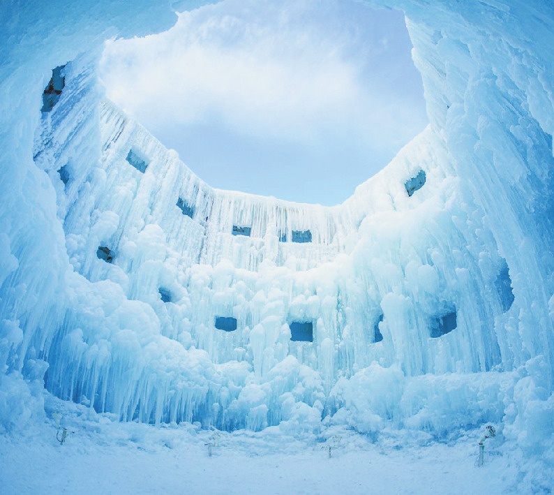 日中は、氷が支笏湖ブルーに輝き、吸い込まれそうにな世界が広がる