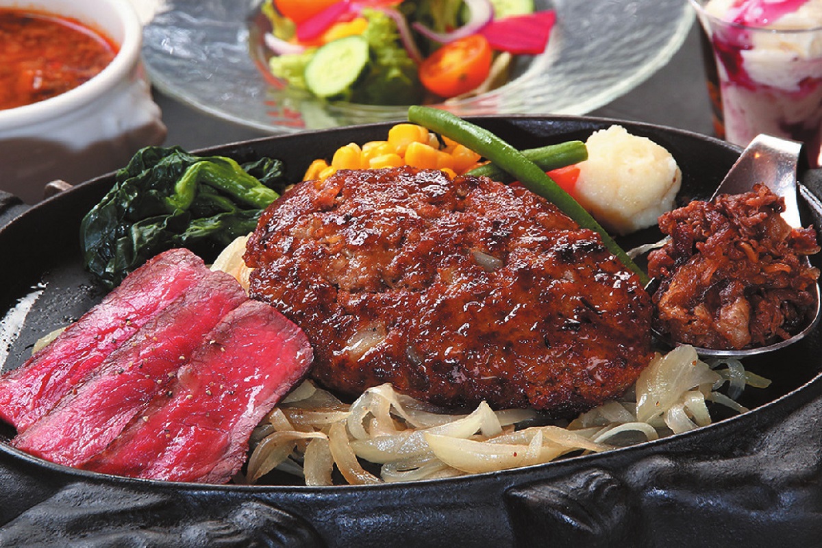 肉のうまみたっぷりのハンバーグや焼肉、赤身ステーキを三つ同時に食べられる人気の「白老牛ファームレストランセット(2,420円)」