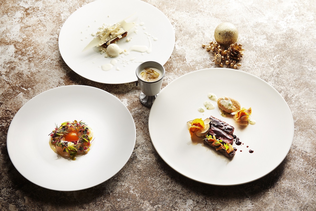 「ピャチェーレレストラン　クリスマスディナーコース」メッツォ6品コース／1名様30,800円  　　　ナターレ6品コース／1名様38,500円  　　　税込・サービス料15％別