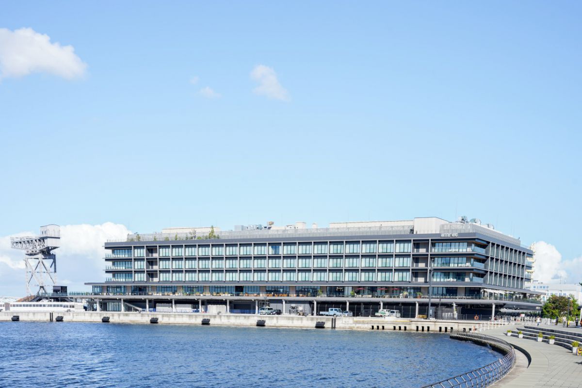 外国の船が停泊する横浜の海の玄関口・みなとみらいの新港ふ頭
