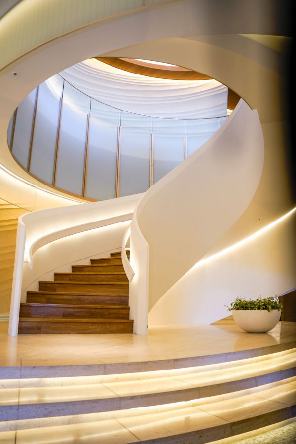 日本の伝統技術である左官で横浜の「風」を表現したアートウォールのらせん階段をのぼり中へ……