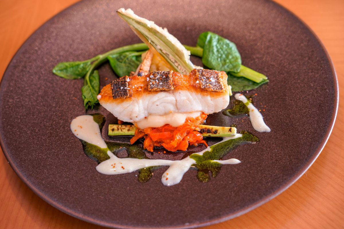 「スズキのソテー、ストックフィッシュ仕立て」