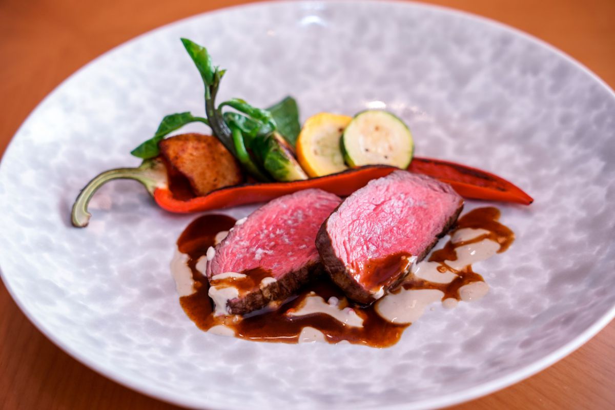 「牧草牛フィレのポワレ」酸味を効かせたアンチョビソース