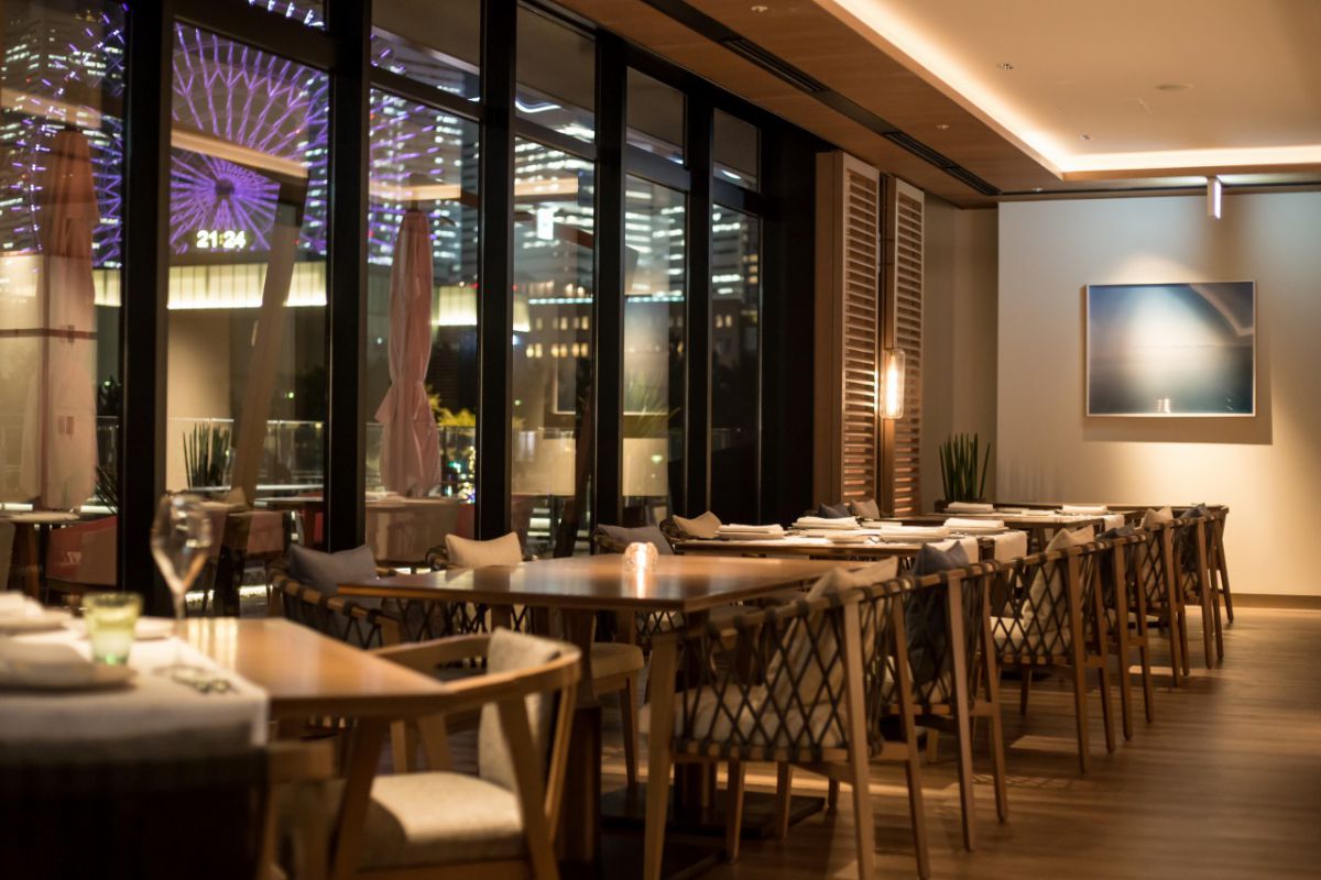 店内からもみなとみらいの夜景を楽しめます