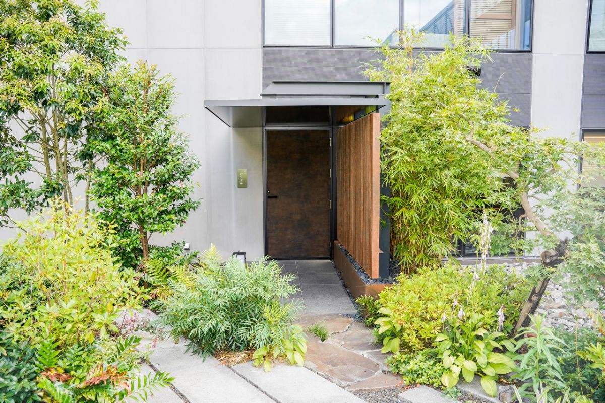 中庭の奥に佇む鮨処「かたばみ」の入り口