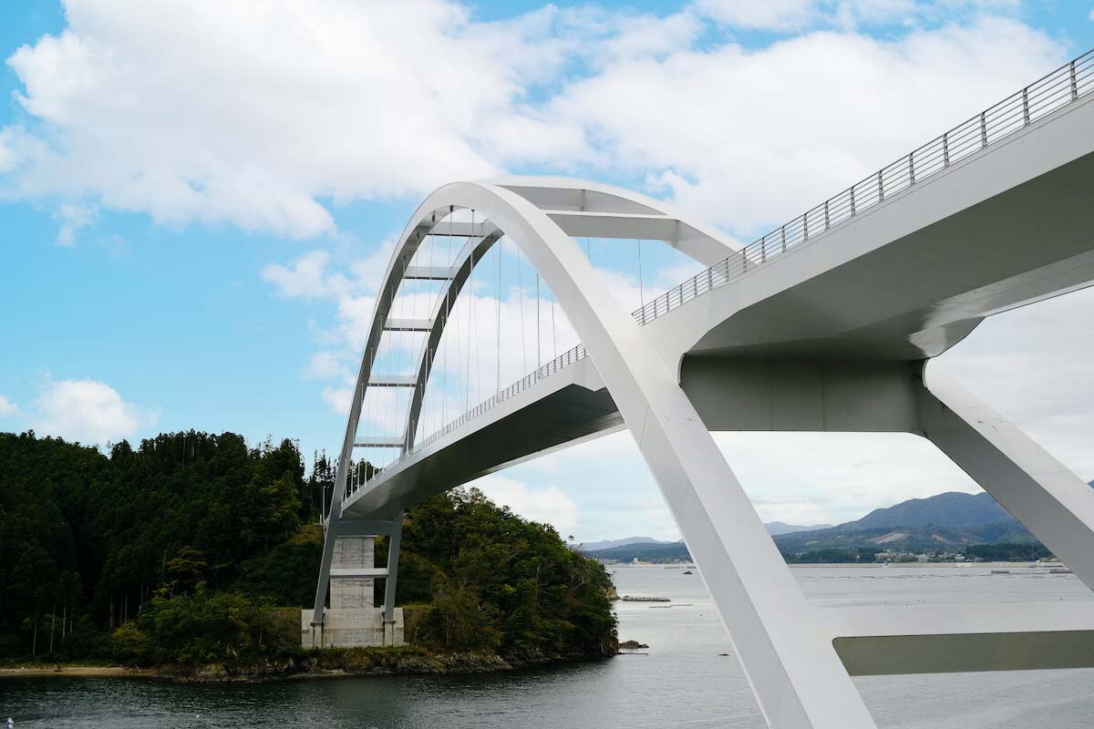 気仙沼大島大橋を下から見た様子