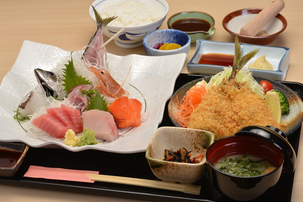 活きアジのフライとタタキを両方楽しめる「でん助定食(2.860円)」