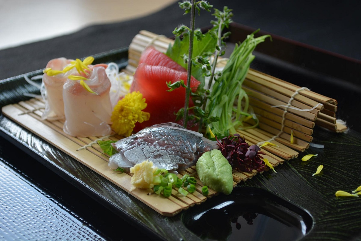 人気の刺身盛合せ(料金変動あり)は回転寿司とは思えないクオリティです