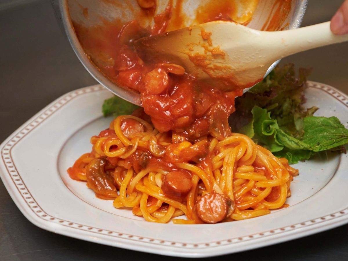 ナポリタンの具はソーセージ、タマネギ、マッシュルームと至ってシンプル！