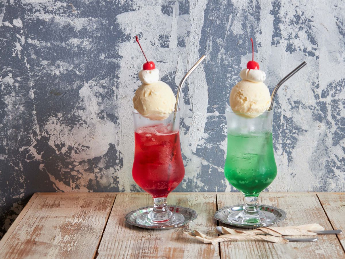 「クリームソーダ（イチゴ、メロン）」各750円