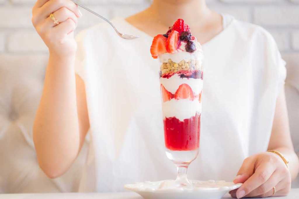 写真は「ストロベリークレーム」1382円。他に「ショコラモカバナーヌ」や「アズキ抹茶タピオカ」各1166円、「ドラゴンマンゴーココ」1382円も