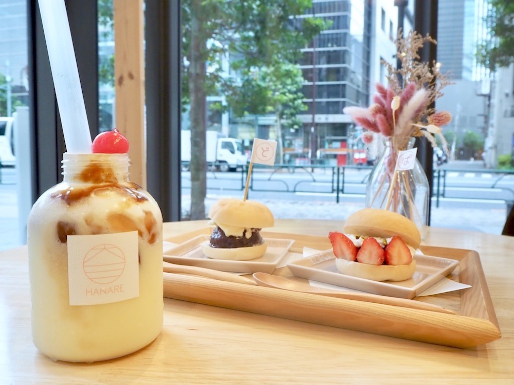 (左から)「プリンチーズティ」810円、「どらぱん」あんバター486円、いちごピスタチオ540円