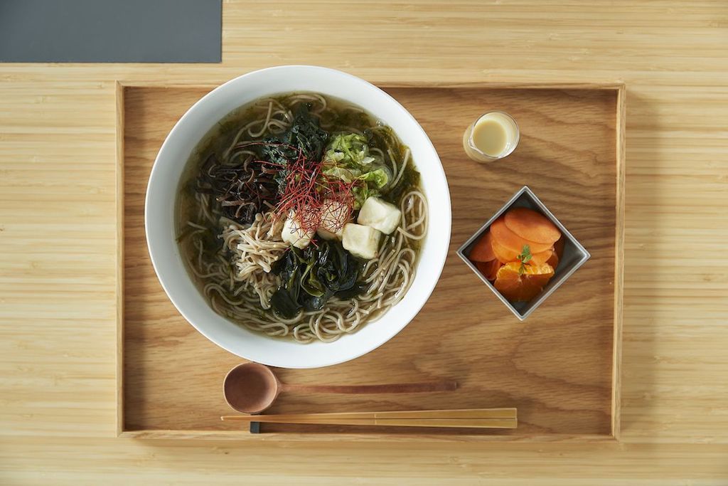 「揚げ胡麻どうふと5種野菜のあおさ蕎麦&本日の小鉢」1620円