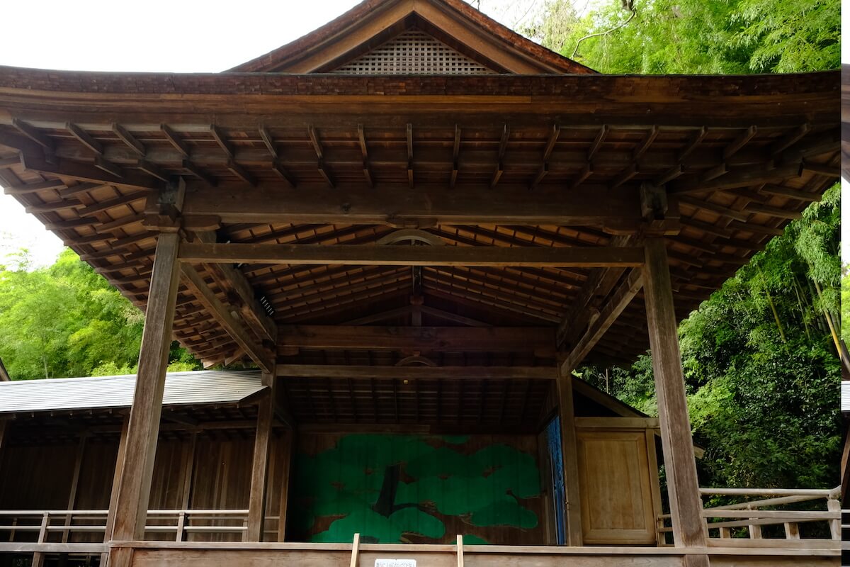 舞台の柱はヒバを使用