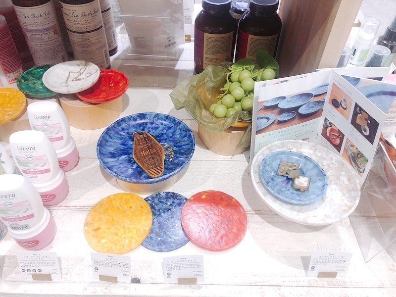 「buøy」の雑貨　（手前/黄色・青・赤）「コースター」880円、（奥/青・右/水色）「インテリアトレイS」1320円、（右/白）「インテリアトレイM」2420円