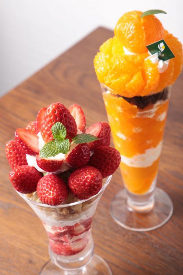 写真左から「農園いちごパフェ」（三重県伊賀市産 2300円、和歌山県産 1980円）、みかん王国和歌山県の「観音山みかんパフェ」1700円