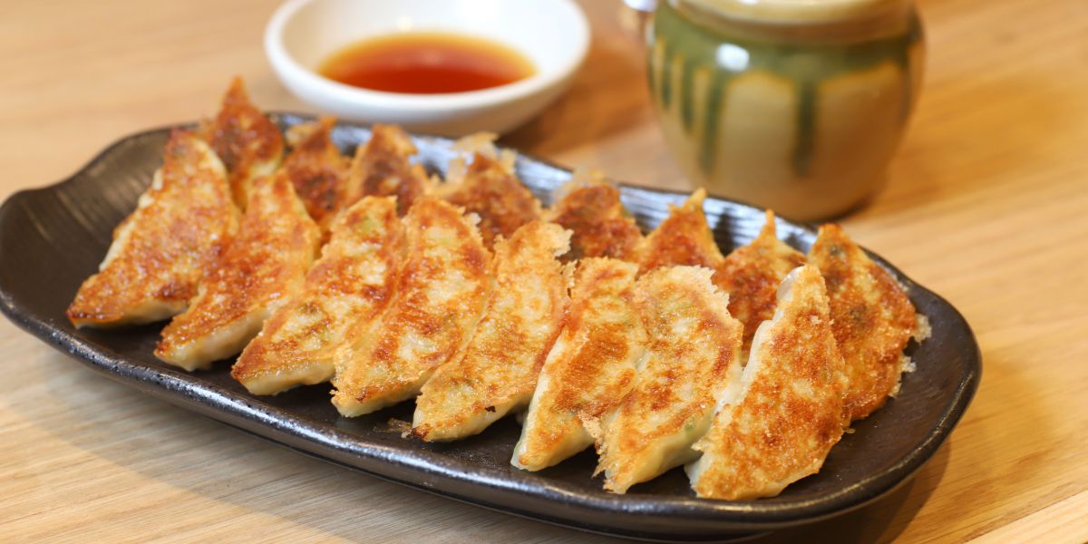 世界的グルメガイドに3年連続掲載の「餃子歩兵」が新宿にオープン！