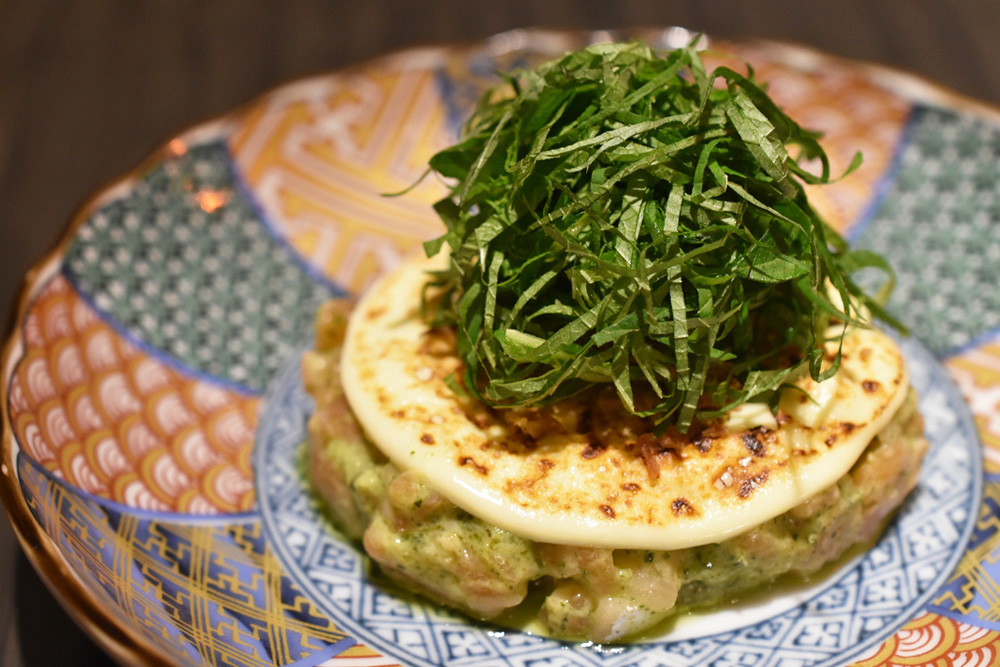 「大トロサーモンのバジルチーズ焼き」680円