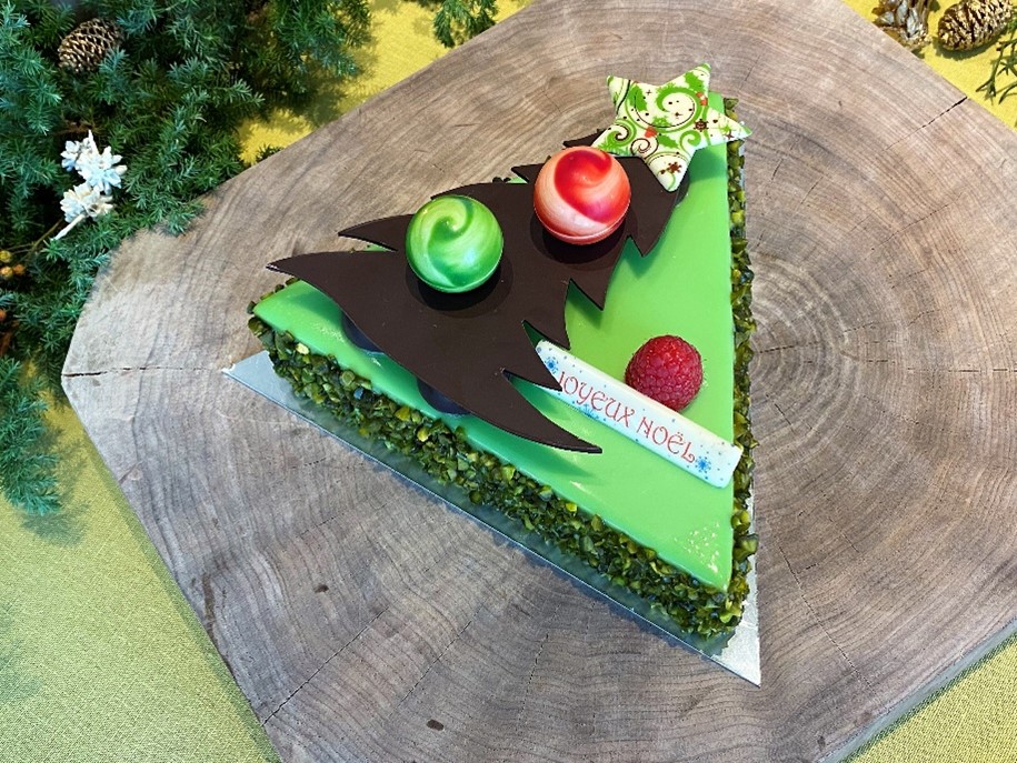 「~クリスマスツリー~ ピスタチオムース」長さ(底辺)18cm×高さ15.5cm (6600円)