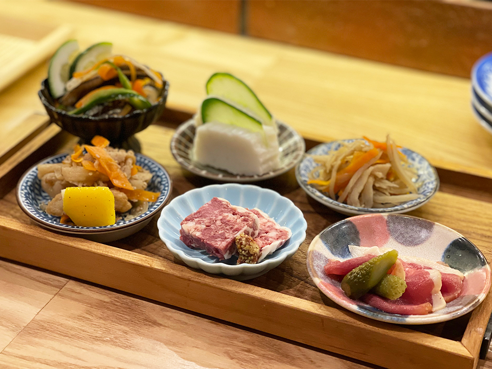 「平戸の美味しいもん盛り合わせ」1078円  （上段左から）「きびなごの甘酢漬け」「本日のすぼ巻き」「きんぴらごぼう」  （下段左から）「茹で干し大根」「平戸いのししのパテ」「平戸いのししの切りたて生ハム」