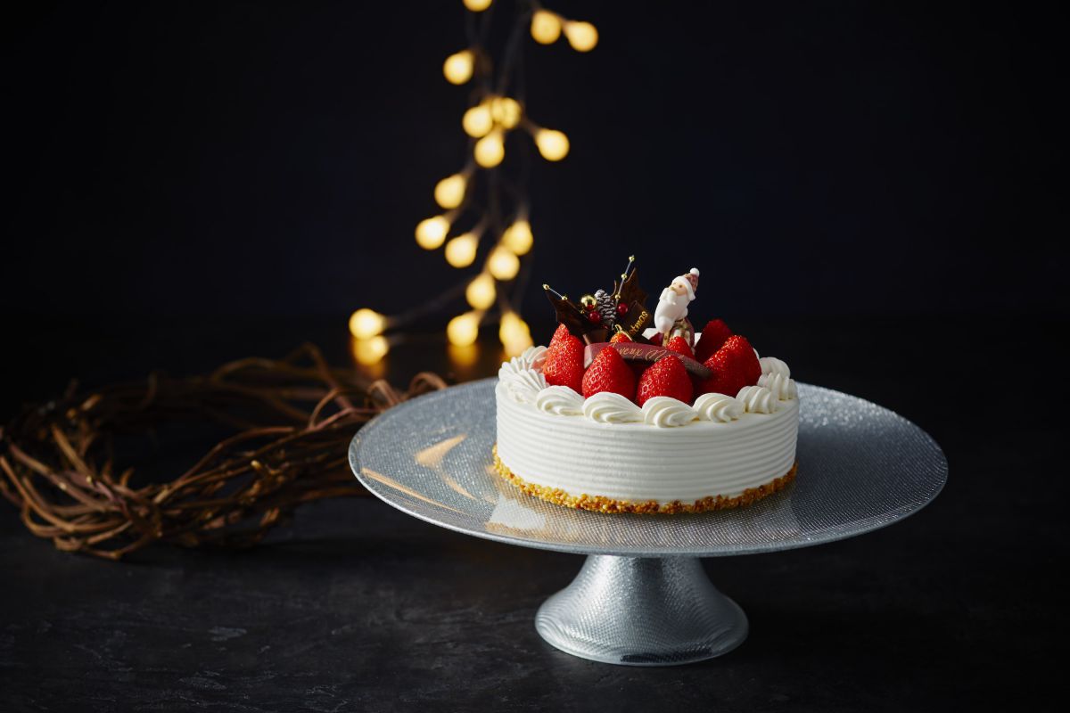 「嘉山農園の苺ショートケーキ～Legendary・不変の美しさ～」4号 直径12cm×高さ5cm 4200円、5号 直径15cm×高さ5cm 5000円 