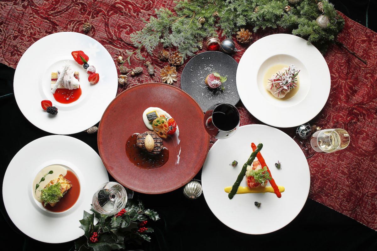 「New American Grill “KANADE TERRACE”」のクリスマスディナー。11月26日〜12月16日のアーリークリスマスディナー6600円、12月17日〜25日のスペシャルクリスマスディナー8800円〜