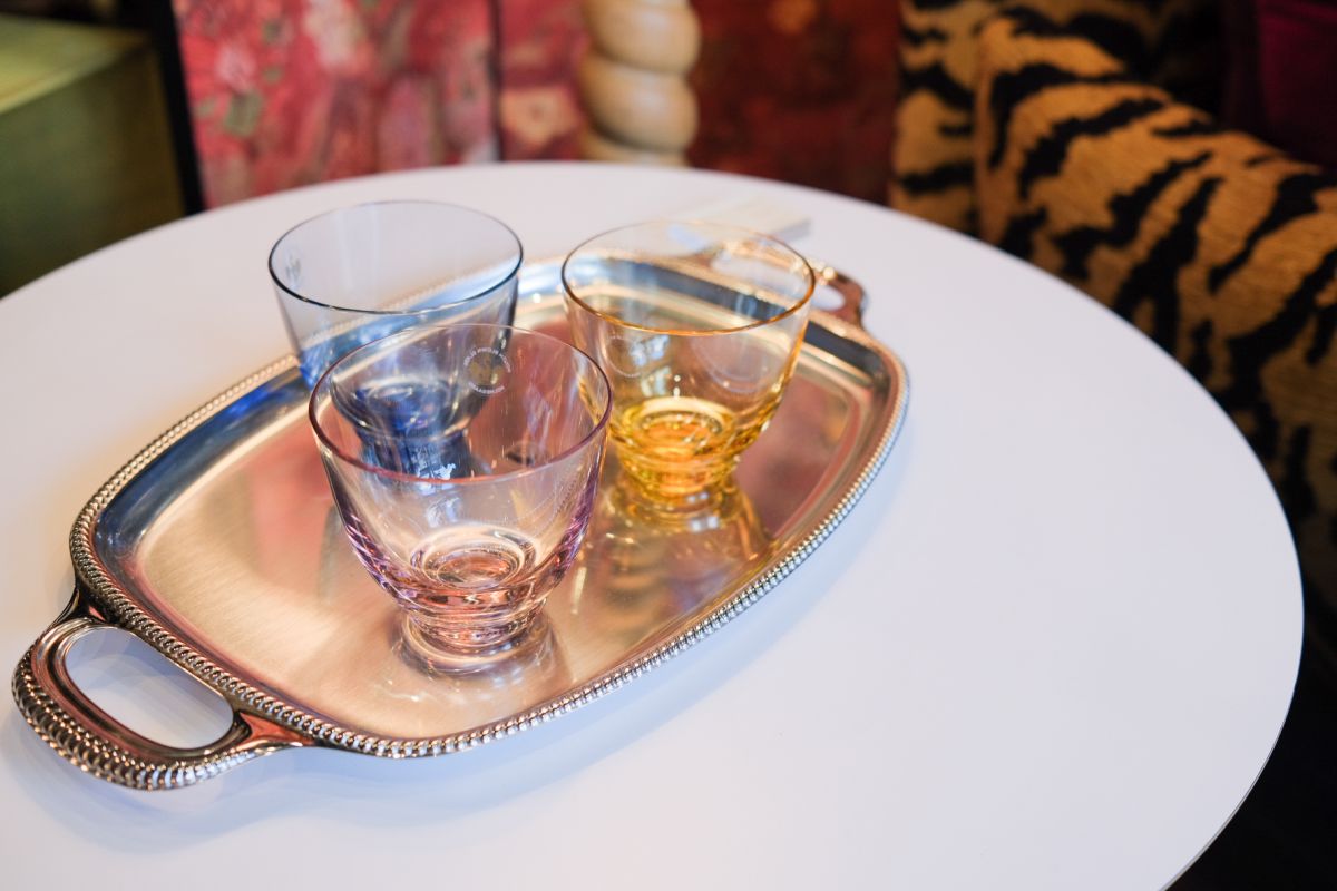 「HOLMEGAARD TUMBLER（左奥：ブルー、手前：ローズ、右奥：アンバー）」各3300円