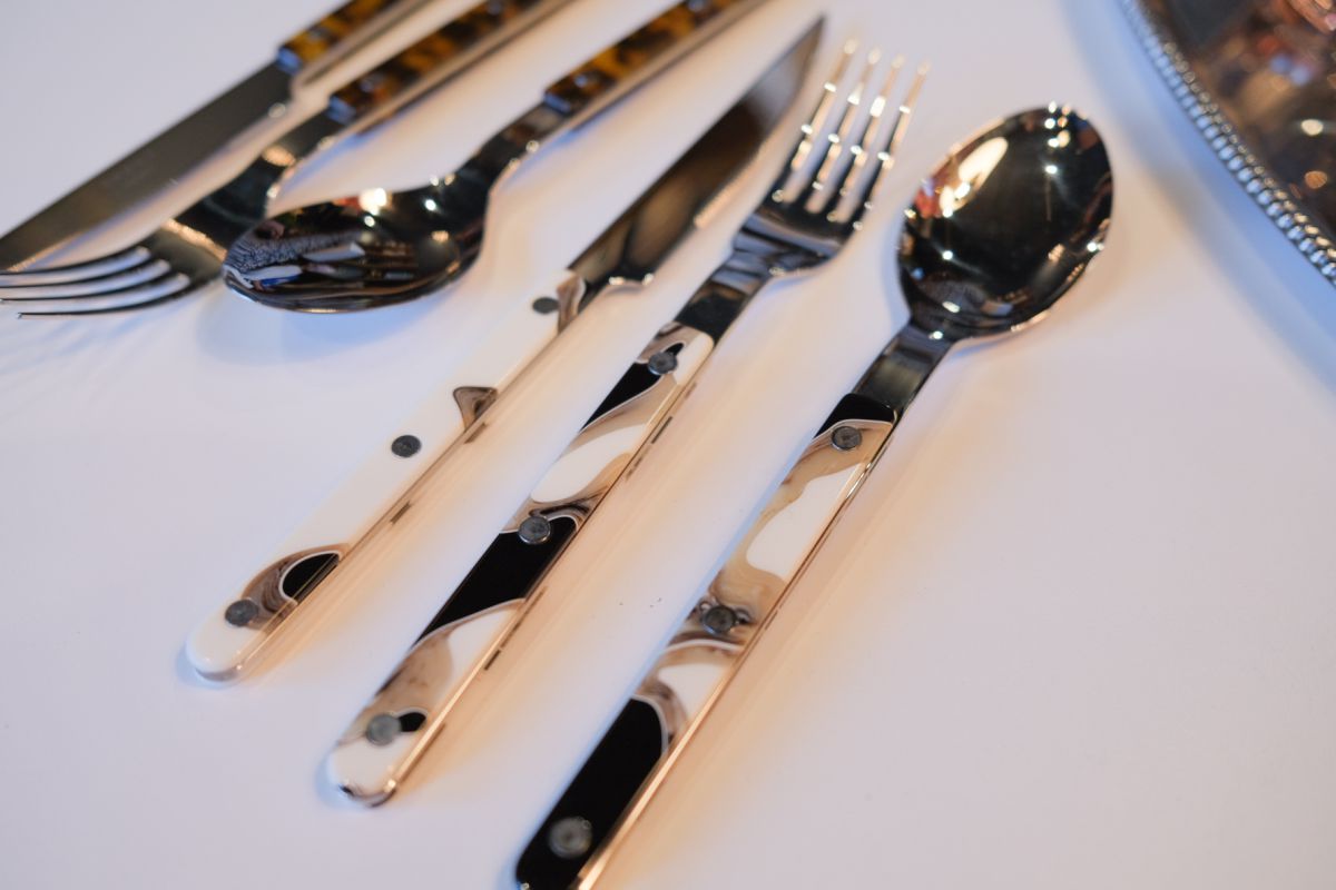 「テーブルナイフ べっこう」2640円 「テーブルナイフ マーブル」3080円、「テーブルフォーク・スプーン べっこう」 各2200円 「テーブルフォーク・スプーン マーブル」各2640円