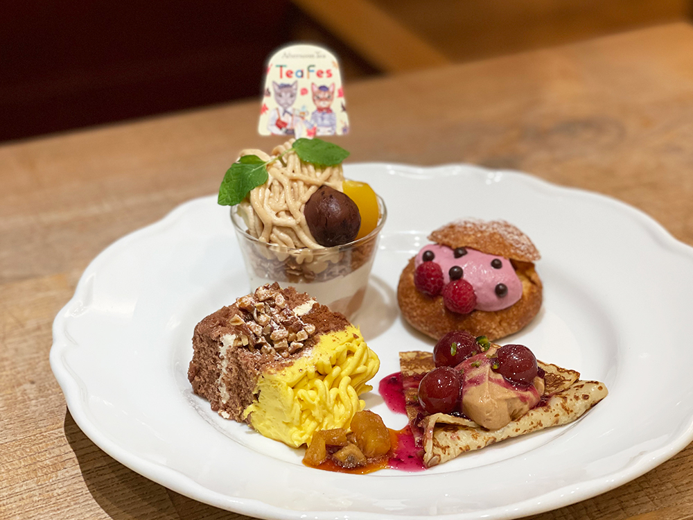 (左上から時計回りに)<限定スイーツ>「栗のモンブランパフェ」、「カシスとラズベリーのクッキーシュー」、「ぶどうとヘーゼルナッツクリームのクレープ」、<選べるスイーツ>「スイートポテトのショートケーキ」