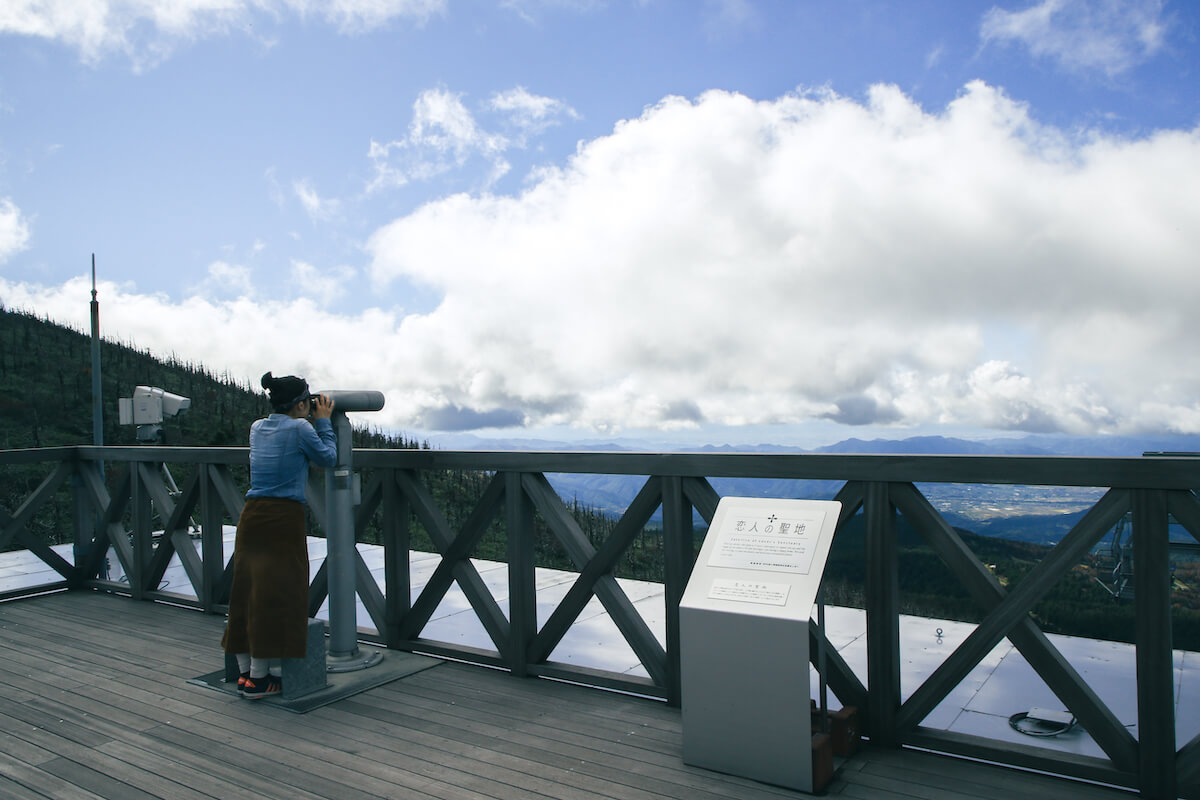 山頂テラスから望遠鏡で景色を見渡せる
