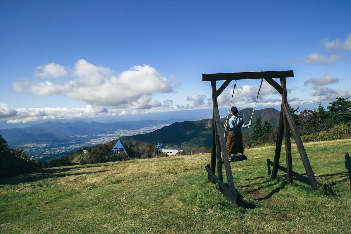 ブランコに乗って大自然を満喫