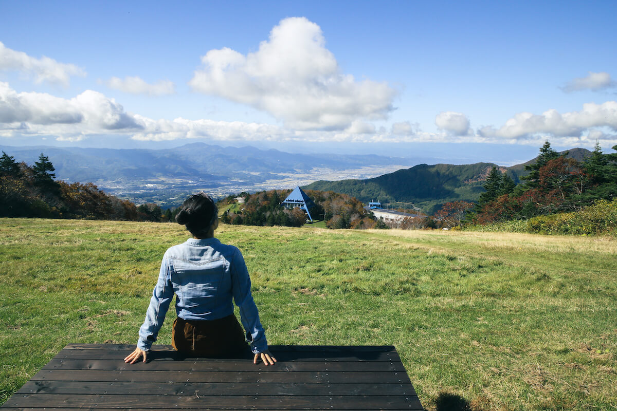 ブランコのそばにはひと休みできるデッキも