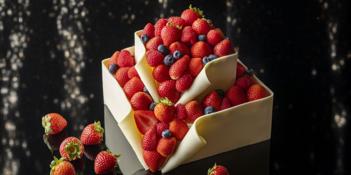 【コンラッド東京】ベリーあふれる定番クリスマスケーキにヴィーガンショートケーキ!