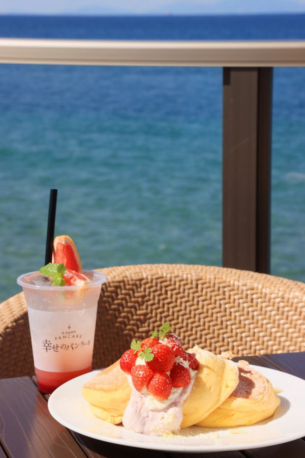 「島のシトラスソルティースカッシュ(左)」(619円)、「国産いちごたっぷりのいちごショートパンケーキ(右)」(1346円)