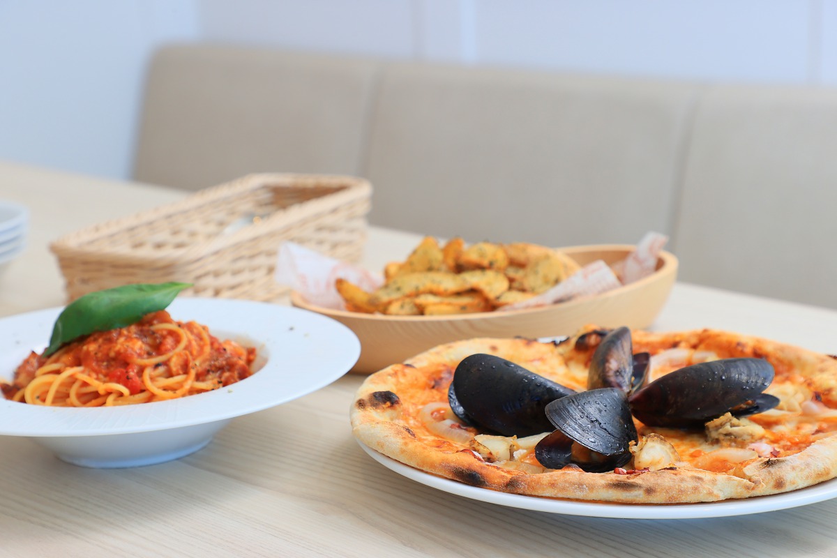 「淡路島産タマネギとベーコンのトマトスパゲティ(左)」(1320円)や「淡路島産タコのアメリケーヌソース(右)」(1760円)