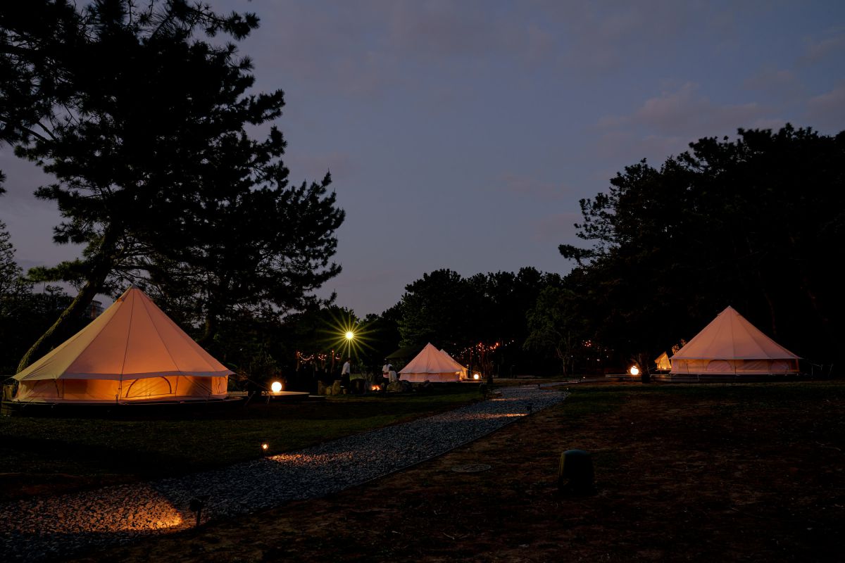 夜のグランピングエリア