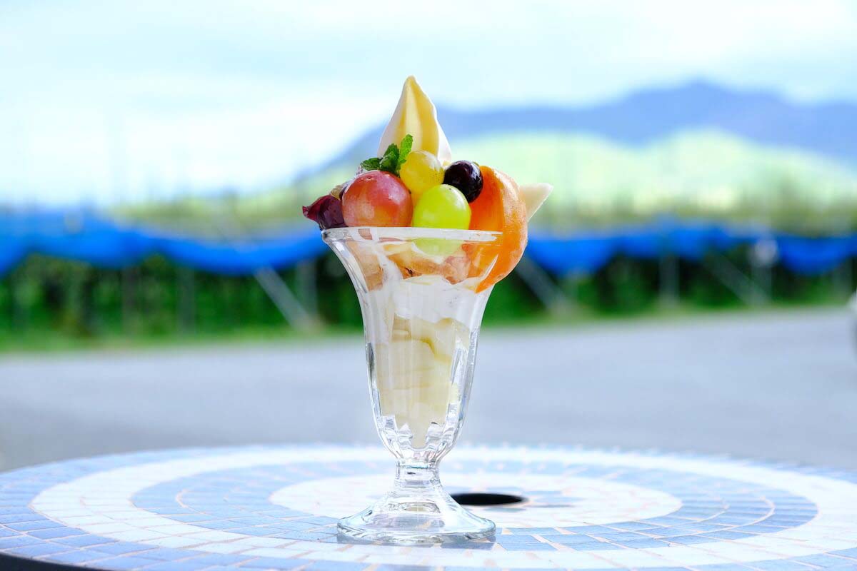 「季節のパフェ」（825円）※季節によりフルーツは変わります