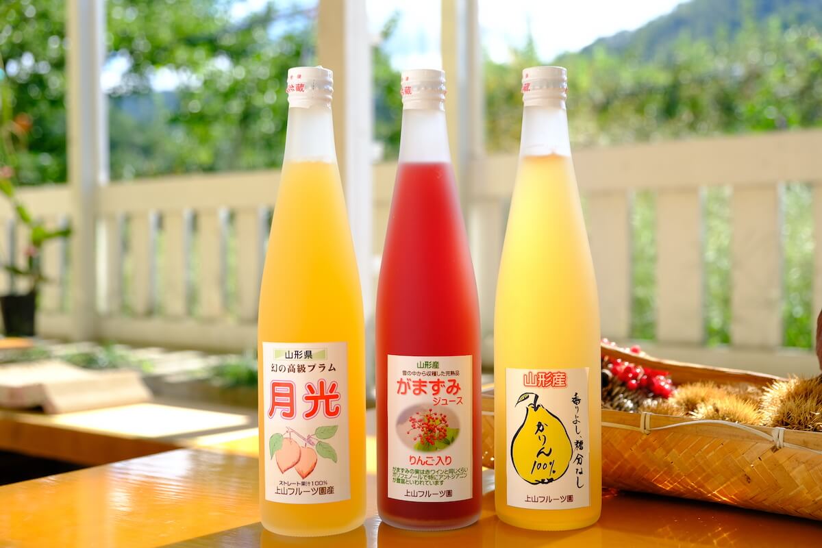 左から、月光ジュース（プラム）、がまずみジュース、かりんジュース各1000円 