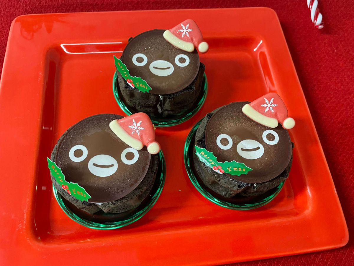 ワッフル・ケーキの店 R.L（エール・エル）「Suicaのペンギン Xmasワッフルケーキ」（グランスタ東京） 直径6.5cm×高さ5.5cm 648円 ※30台限定、ネット予約220台限定販売