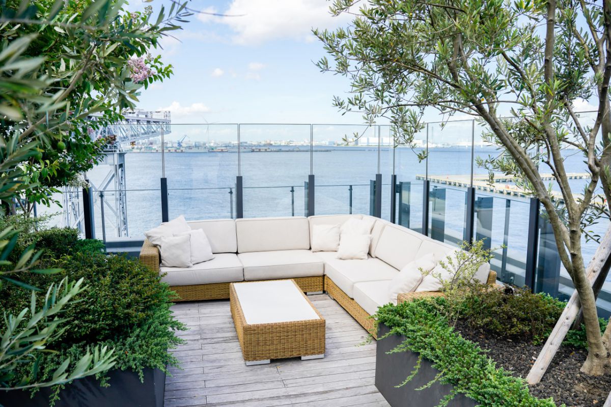 ベイブリッジが目の前に広がる開放的な空間