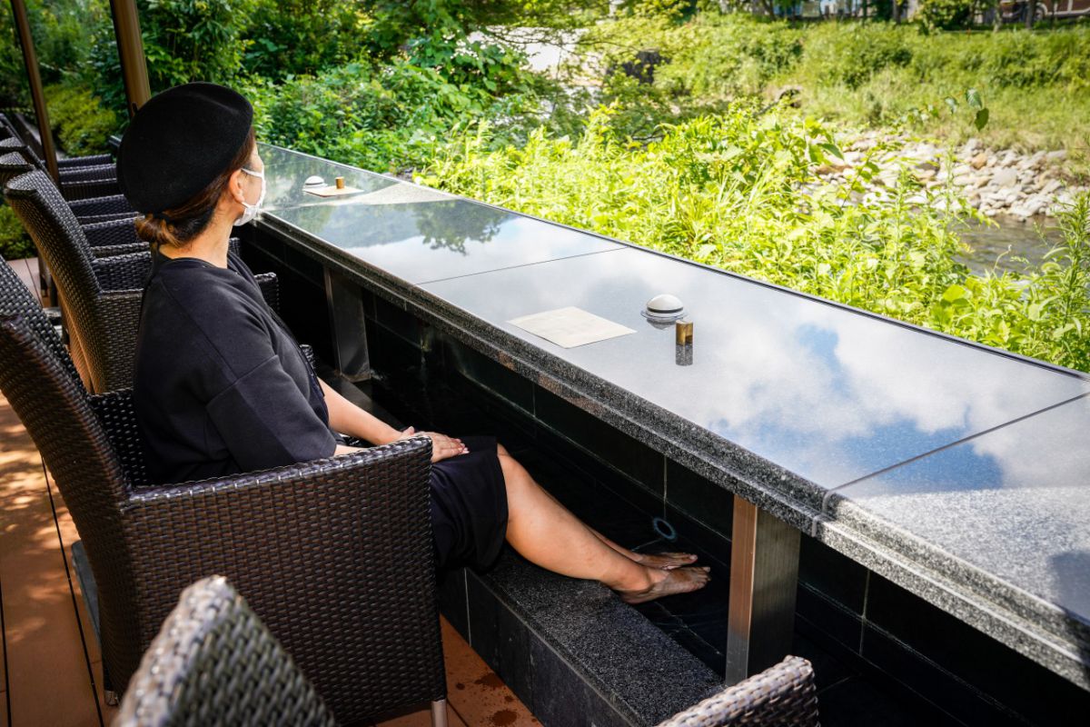 足湯と早川のせせらぎが心地よい……