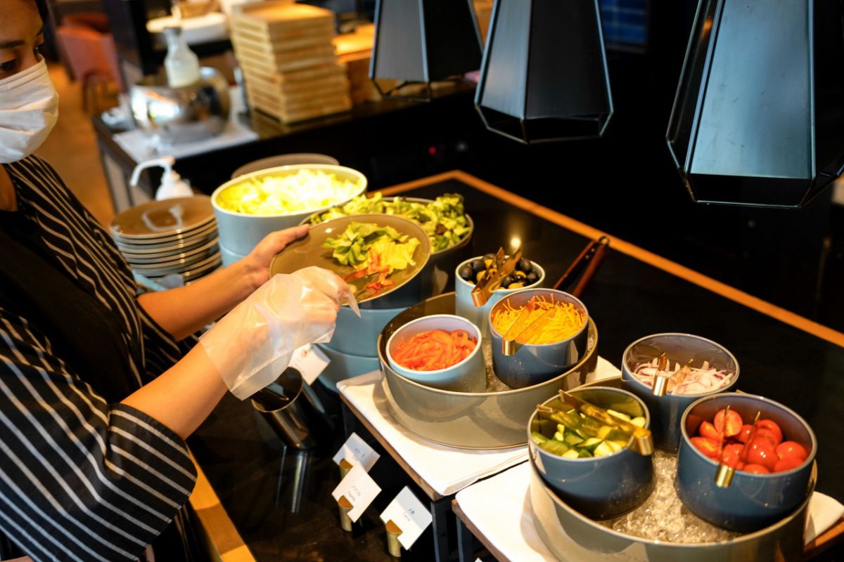 感染対策のため手袋をしてビュッフェへ